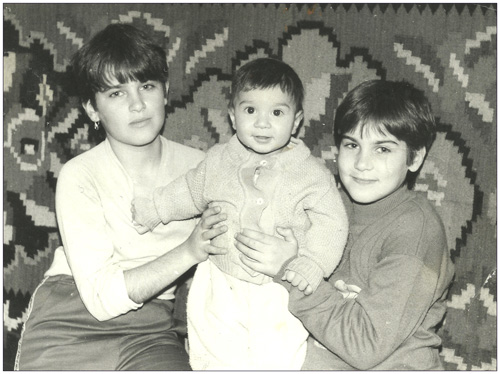 Impreuna cu Andrei (7 luni) si sora mea, Ionela (dr), 1988